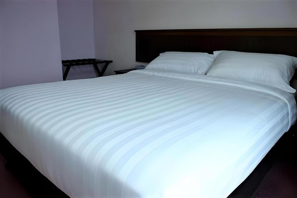 Id Hotel Yayasan Segamat Exterior foto