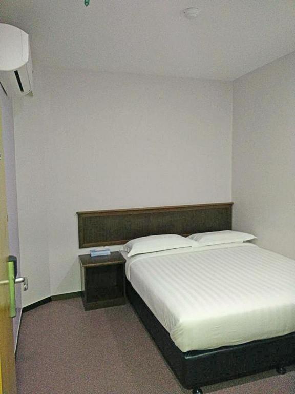 Id Hotel Yayasan Segamat Exterior foto